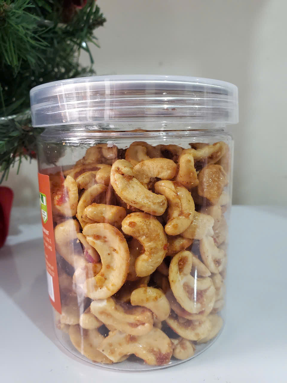 CHILI GARLIC FLAVORED CASHEW IN A JAR - PRODUCT FROM VIETNAM